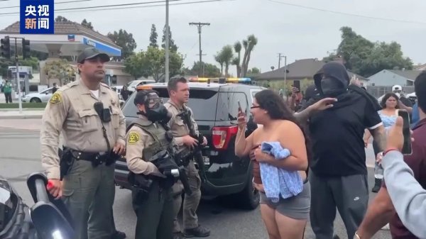爱配配资 加州爆发冲突，美执法人员动用催泪瓦斯和震爆弹！特朗普怒斥：无能的州长！
